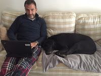 perro y dueño en el sofá perro y dueño en el sofá